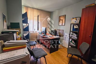 Apartament cu 3 camere semidecomandat, mobilat în Aradului