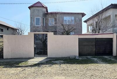 Casă individuală cu 6 camere cu Garaj în Km 5