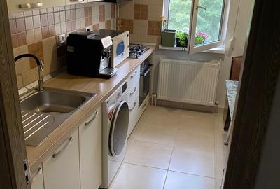 Apartament cu 3 camere decomandat, mobilat în Poarta 6