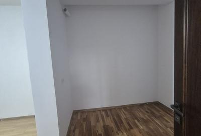 Casă cu 5 camere cu Teren 300 Mp în Titan