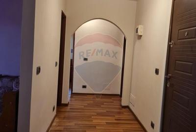 Apartament cu 4 camere, mobilat în Central