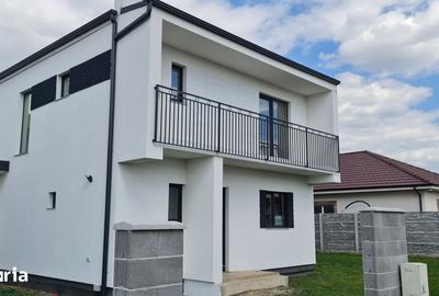 Casă cu 5 camere cu Teren 350 Mp în Dumbrăvița