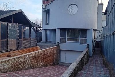 Casă cu 8 camere cu Teren 776 Mp în Central - 1