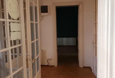 Casă cu 7 camere cu Canalizare în Moșilor - 3