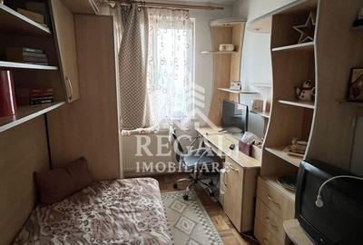 Apartament cu 3 camere decomandat, mobilat în Micro 4 - 3