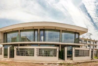 Casă cu 8 camere cu Canalizare în Central