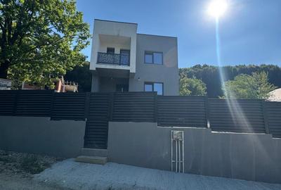 Casă cu 4 camere în Ștefănești