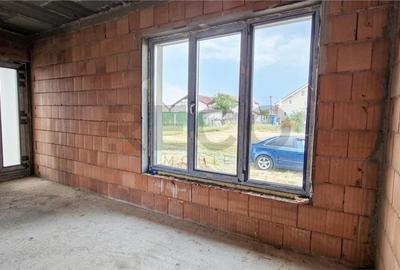 Casă cu 4 camere cu Teren 502 Mp în Sânmartin