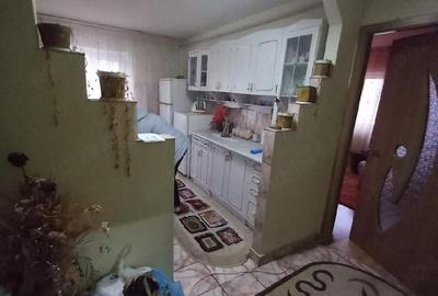 Apartament cu 3 camere decomandat în Petros - 2