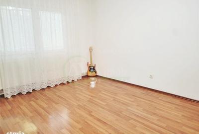 Apartament cu 3 camere semidecomandat în Mioriței