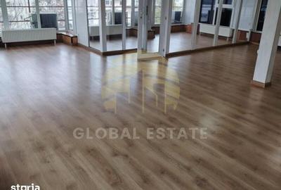 Apartament cu 3 camere semidecomandat în Centrul Civic