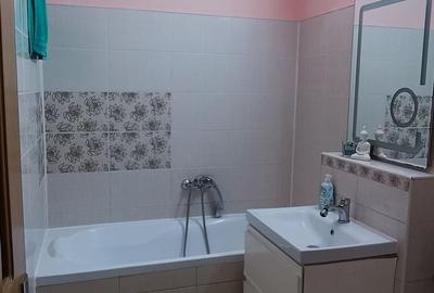 Apartament cu 3 camere decomandat în Florilor