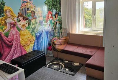 Apartament cu 3 camere semidecomandat în Km 4 - 2