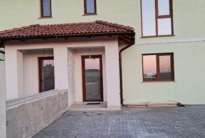 Vând casă cu etaj disponibilă imediat - 2