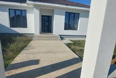 Casă cu 4 camere cu Teren 500 Mp în Central