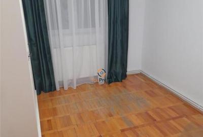 Apartament cu 3 camere decomandat în Lipovei