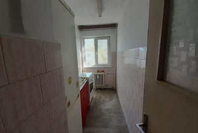Apartament cu 3 camere semidecomandat, mobilat în Km 4-5
