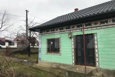 Casă cu 3 camere cu Teren 3400 Mp în Central - 3