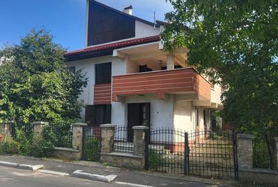 Casă individuală cu 6 camere în Central