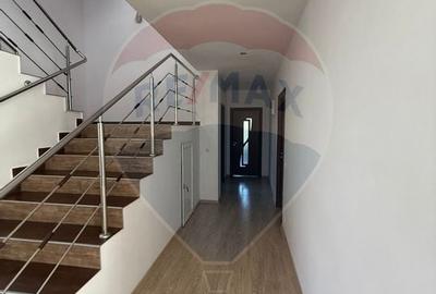 Casa / Vila cu 9 camere de vanzare in zona 1 Mai - 32