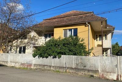 Casă cu Teren 9000 Mp în Central - 1