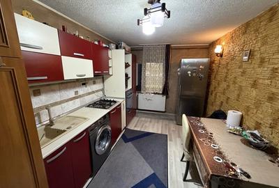 Apartament cu 3 camere decomandat în Tractorul - 2