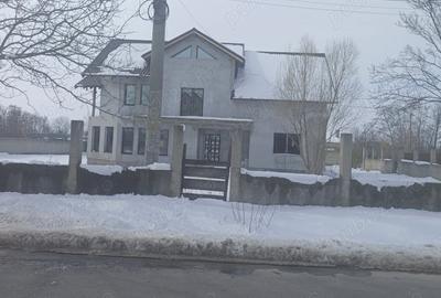 Casă cu 6 camere în Titu - 4