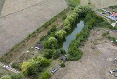 Teren de 7900 mp cu balta de pescuit in Frumu?eni