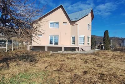 Casă cu 5 camere cu Teren 3100 Mp în Sud