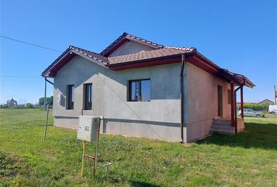 Casă individuală cu 4 camere cu Canalizare în Fântânele - 1
