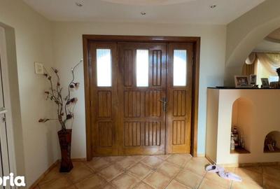 Casă cu 7 camere cu Teren 1388 Mp în Bradu - 3