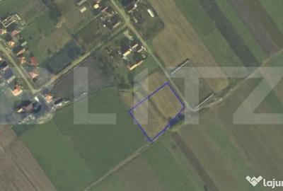 Teren de 4400 mp, în Est