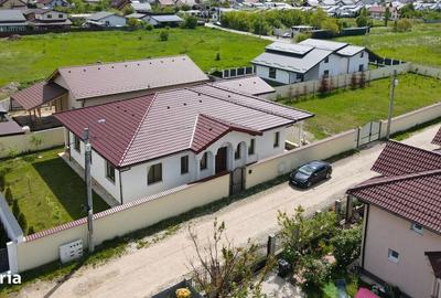 Casă cu 4 camere în Noua