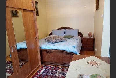 Apartament cu 3 camere semidecomandat, mobilat în Micro 40 - 3