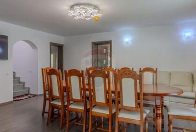 Casă cu 10 camere cu Teren 1074 Mp în Moieciu - 2