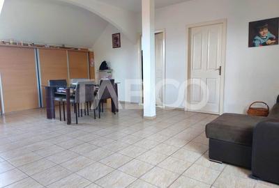 Apartament decomandat 3 camere zona centrala Cisnadie de vanzare - 2