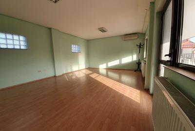 Spațiu comercial, de 35 mp, în Central - 4
