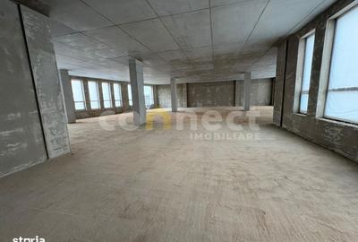 Spațiu comercial, de 1,600 mp, în Semicentral - 4