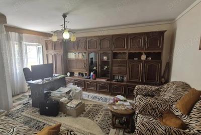 Vand ap.3 cam conf.1 decomandat.bloc de 4 etaje la etajul 3 - 1