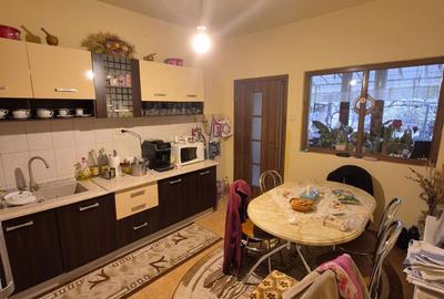 Casă cu 3 camere în Central - 1
