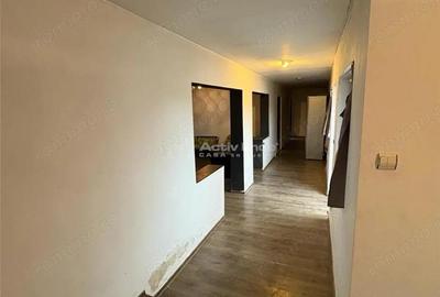 Bocsa Romana, Casa 8 Incaperi, Strada Principala. - 8