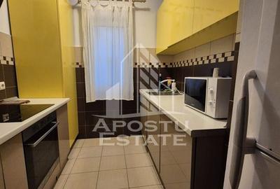 Apartament cu 3 camere, zona Circumvalatiunii, Etaj 6/10, Decomandat - 3