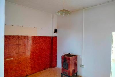 Vand apartament cu dependinte (baie,bucatarie),suprafata utila 32 mp -negociabil - 2