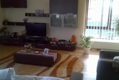 Casă cu 10 camere în Mehala