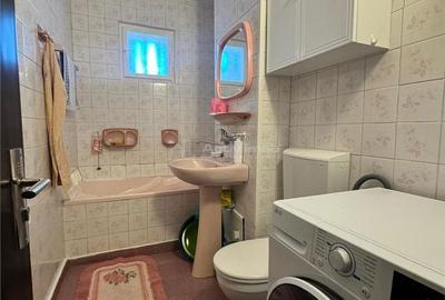 Apartament cu 3 camere semidecomandat în Gojdu