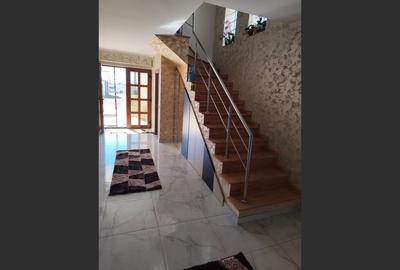 Casa Strejnicu: 150m², 3 dormitoare, 2 băi, 2 garaje - 4