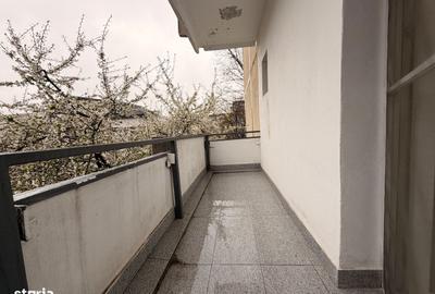 Apartament cu 3 camere decomandat în Tei