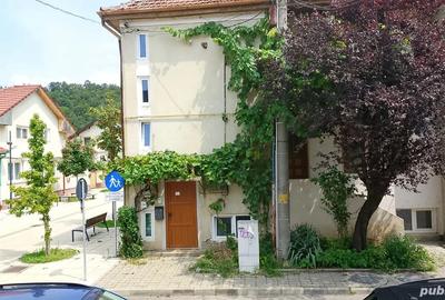 Vand apartament la casa in zona centrala Resita - 1