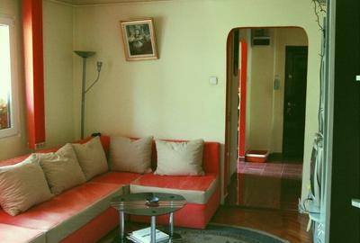 Apartament cu 3 camere semidecomandat, mobilat în Berceni