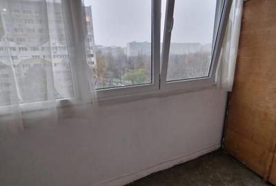 Piata Ramnicu Sarat - 3 camere decomandatE, 64 mp, balcon, etaj 5/10, metrou - 10